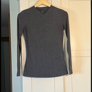 CuddlDuds Active Layer in dark gray, thumb holes, worn once, size S